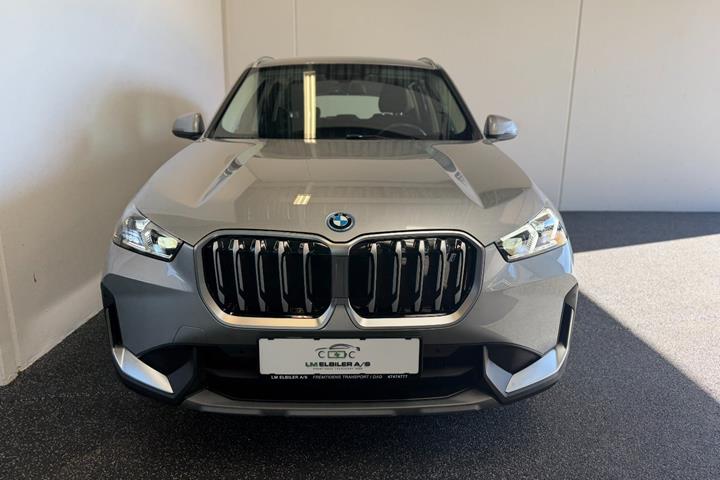 Orange BMW iX1 fra 2024