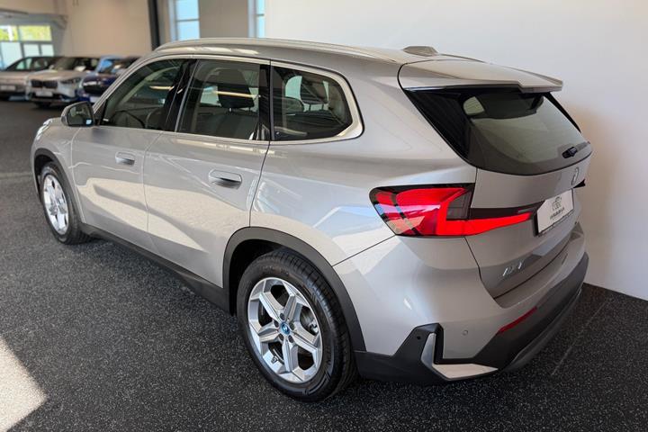 Orange BMW iX1 fra 2024