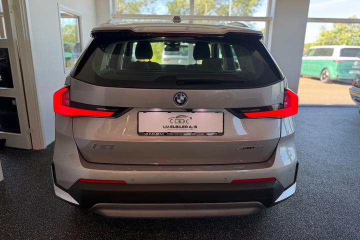 Orange BMW iX1 fra 2024