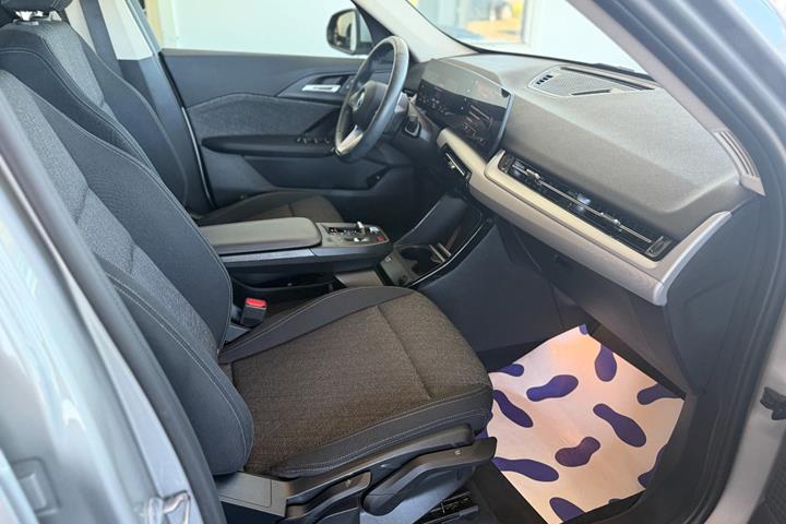 Orange BMW iX1 fra 2024