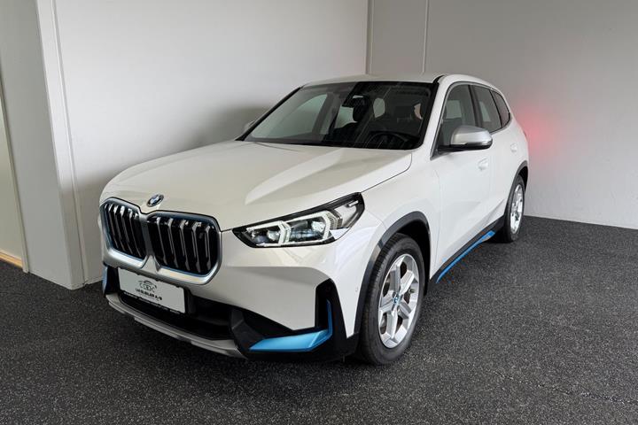 Hvid BMW iX1 fra 2024 set udefra