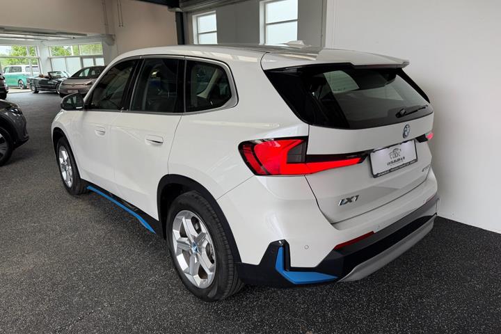 Hvid BMW iX1 fra 2024