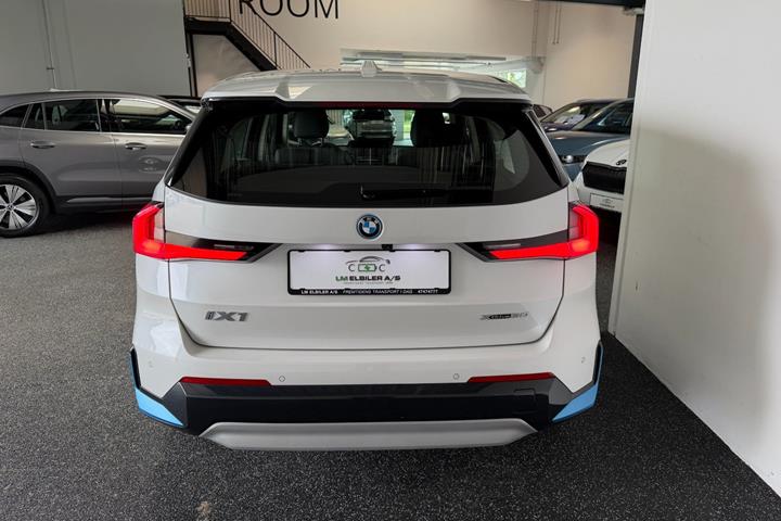 Hvid BMW iX1 fra 2024