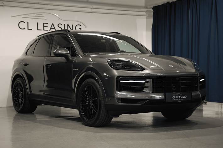 Grå Porsche Cayenne fra 2024 set udefra