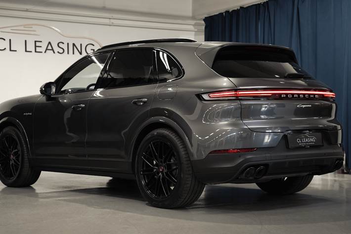 Grå Porsche Cayenne fra 2024