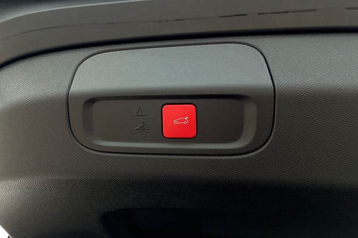 Blå Peugeot e-408 fra 2025