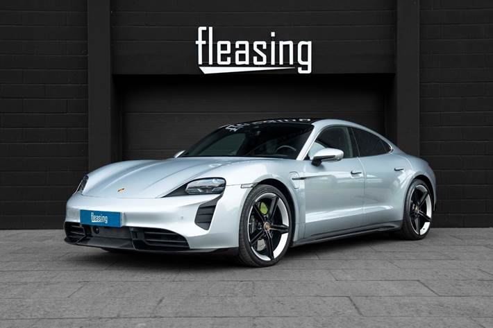 Sølv Porsche Taycan Turbo fra 2020 set udefra