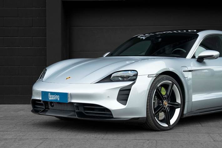 Sølv Porsche Taycan Turbo fra 2020