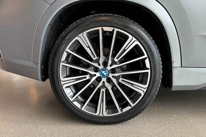 Grå BMW iX1 fra 2023