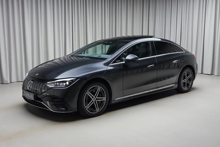 Grå Mercedes EQE350 fra 2023 set udefra