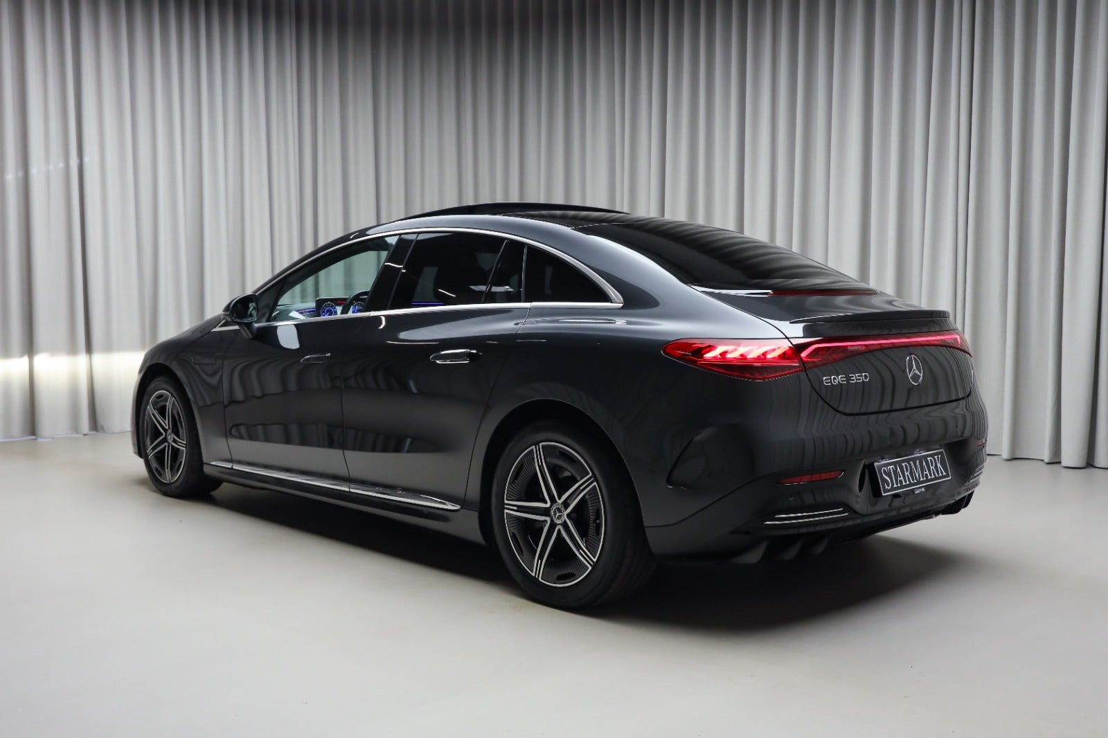 Grå Mercedes EQE350 fra 2023