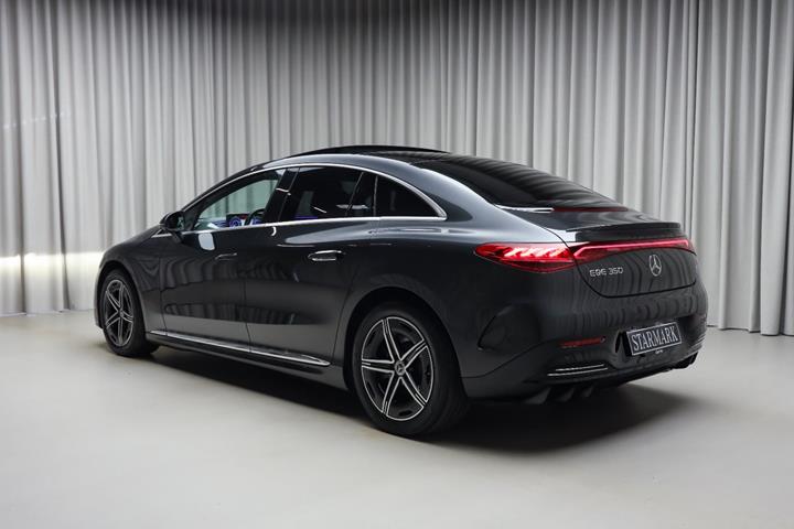 Grå Mercedes EQE350 fra 2023
