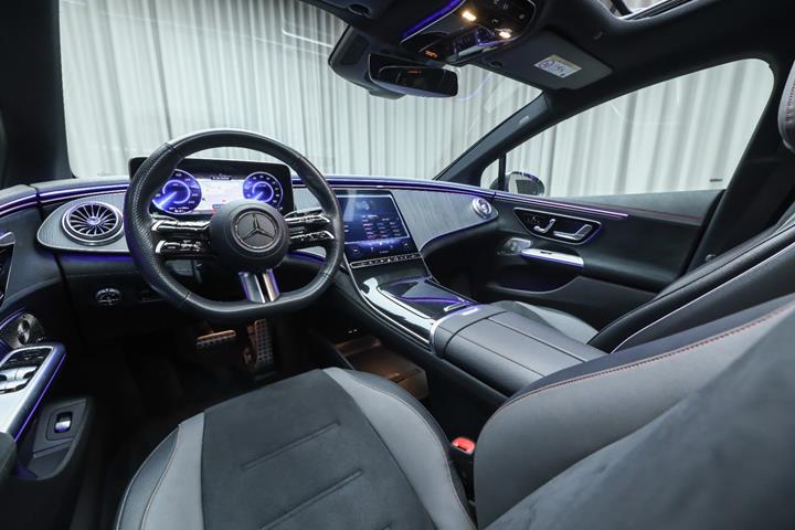 Grå Mercedes EQE350 fra 2023