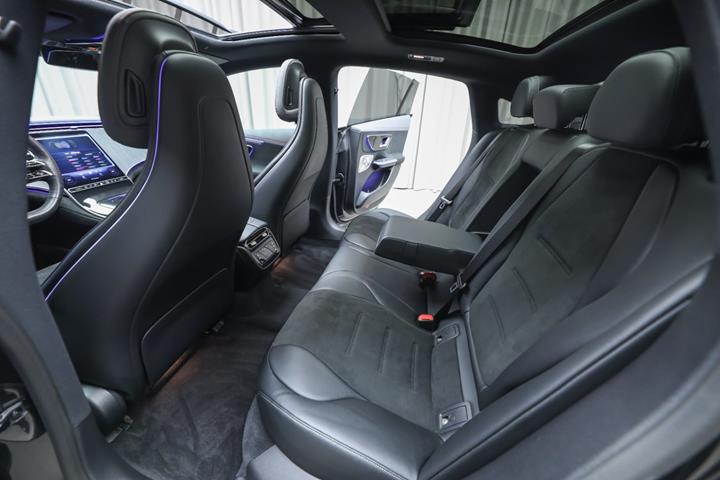 Grå Mercedes EQE350 fra 2023