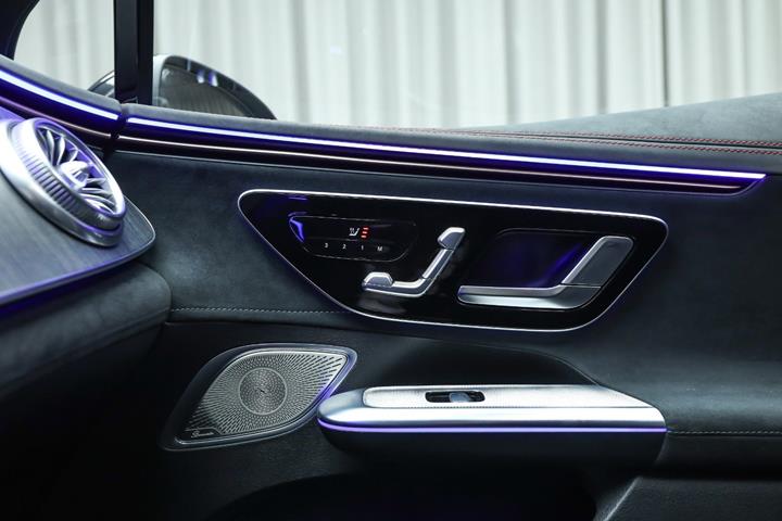 Grå Mercedes EQE350 fra 2023