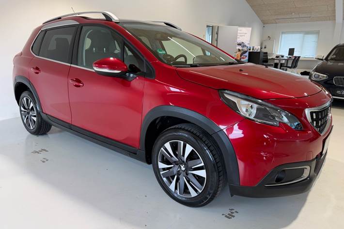 Rød Peugeot 2008 fra 2019