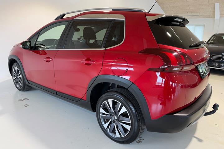 Rød Peugeot 2008 fra 2019