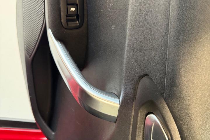 Rød Peugeot 2008 fra 2019