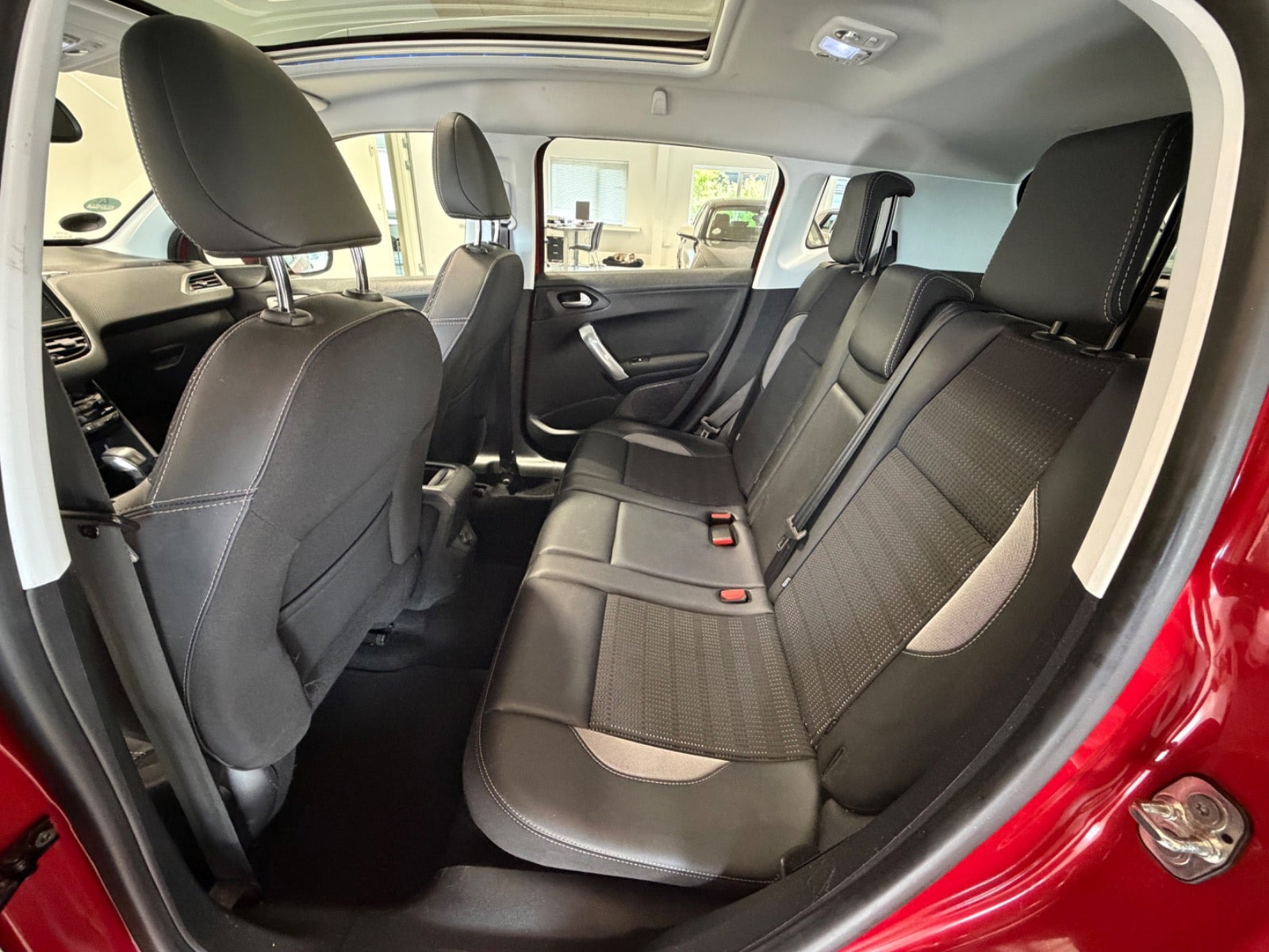 Rød Peugeot 2008 fra 2019