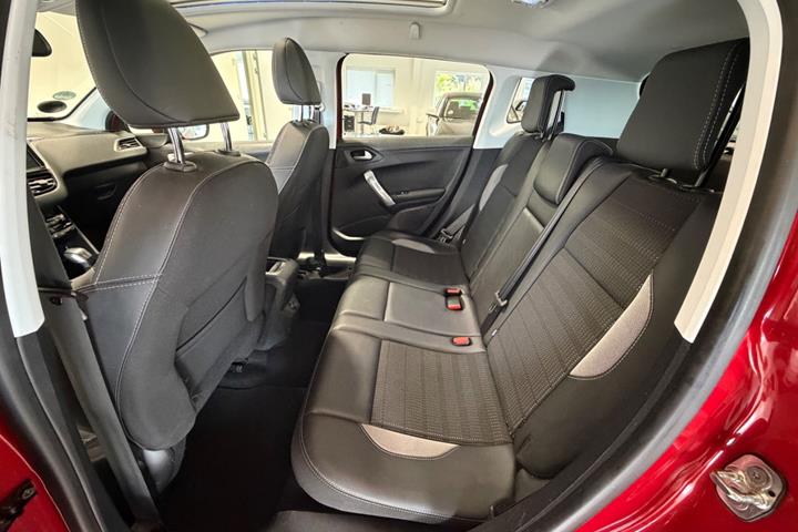 Rød Peugeot 2008 fra 2019