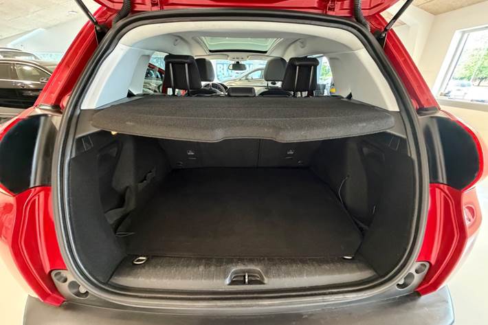 Rød Peugeot 2008 fra 2019