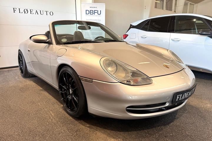 Sølv Porsche 911 Carrera 4 fra 2001 set udefra
