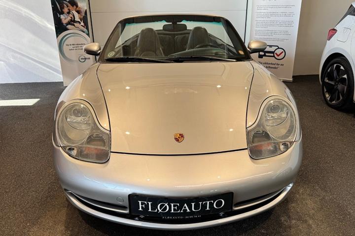 Sølv Porsche 911 Carrera 4 fra 2001 set udefra