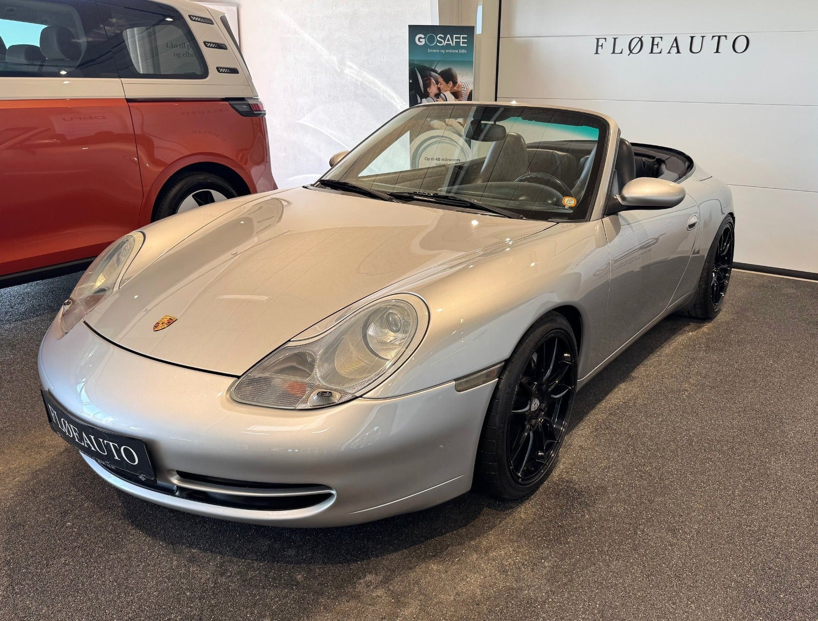 Sølv Porsche 911 Carrera 4 fra 2001 set udefra