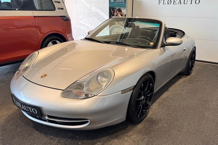 Sølv Porsche 911 Carrera 4 fra 2001 set udefra