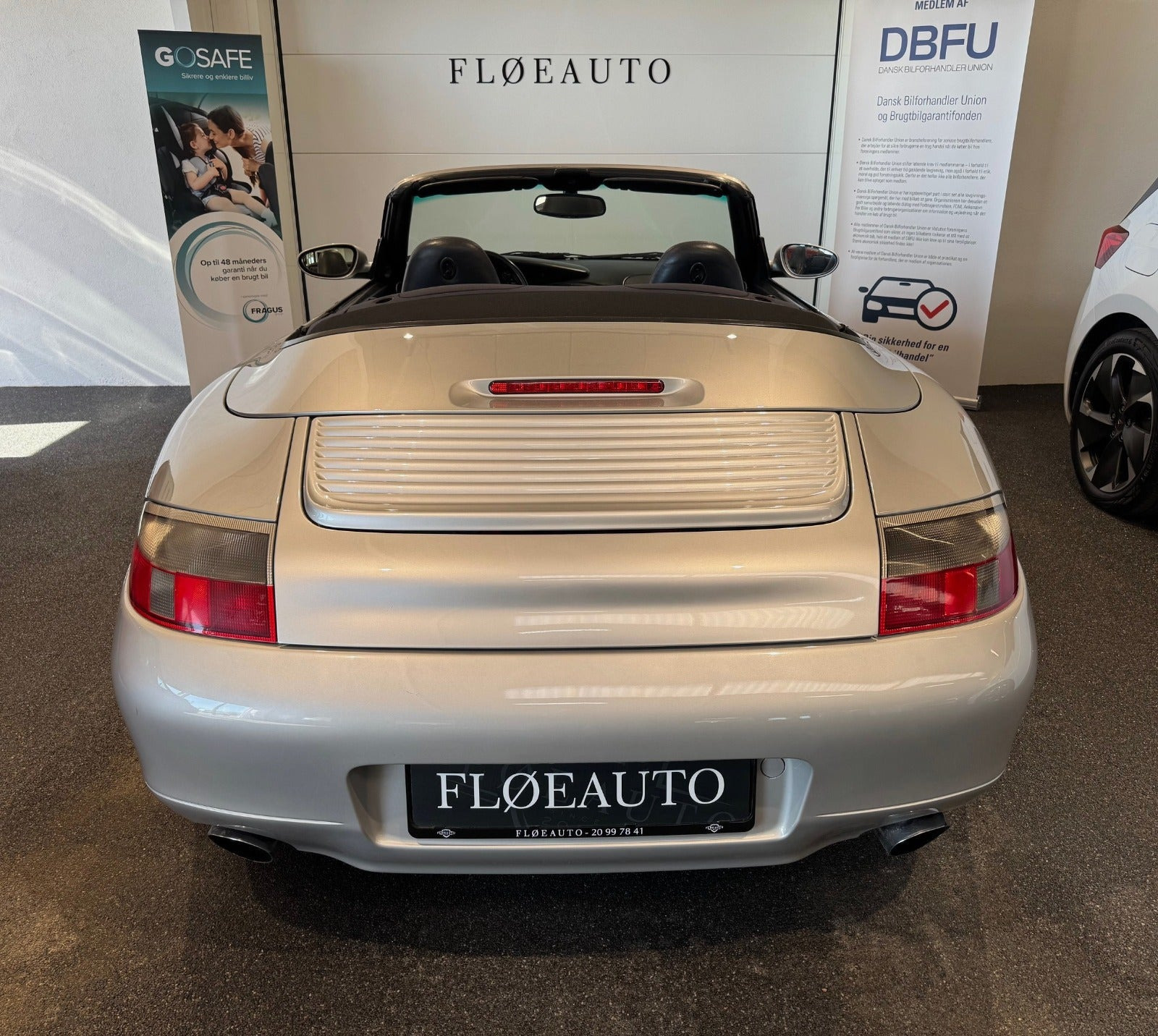 Sølv Porsche 911 Carrera 4 fra 2001 set udefra