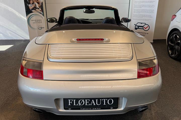 Sølv Porsche 911 Carrera 4 fra 2001 set udefra