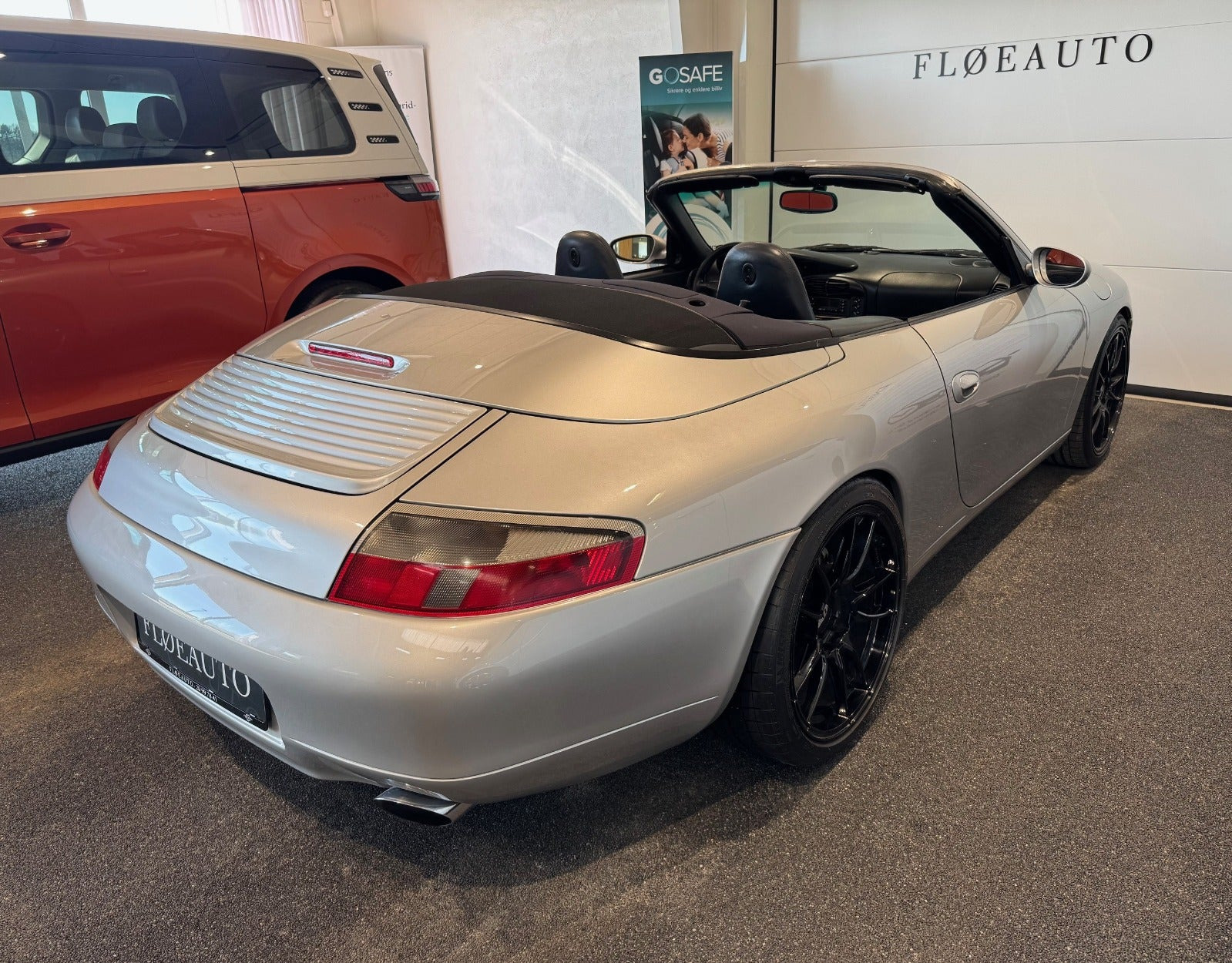 Sølv Porsche 911 Carrera 4 fra 2001 set udefra