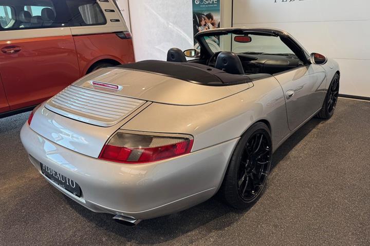 Sølv Porsche 911 Carrera 4 fra 2001 set udefra