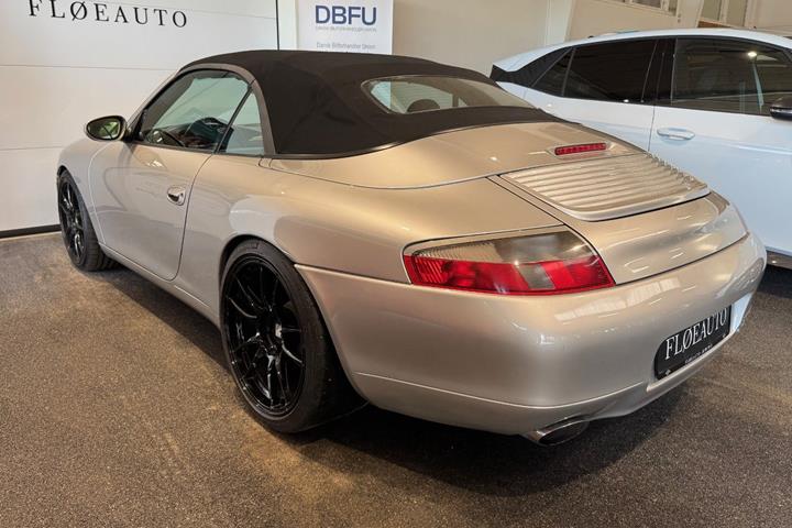 Sølv Porsche 911 Carrera 4 fra 2001 set udefra
