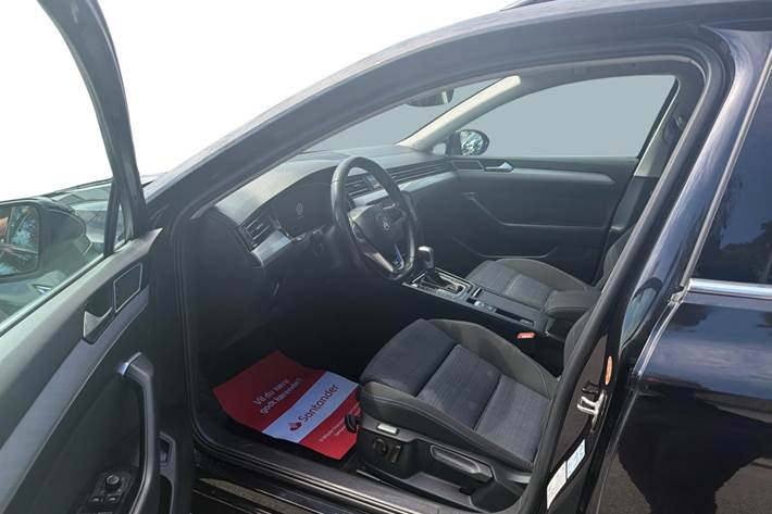 Sort VW Passat fra 2021