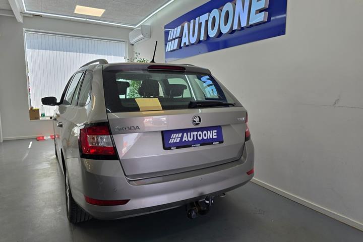 Beige Skoda Fabia fra 2019