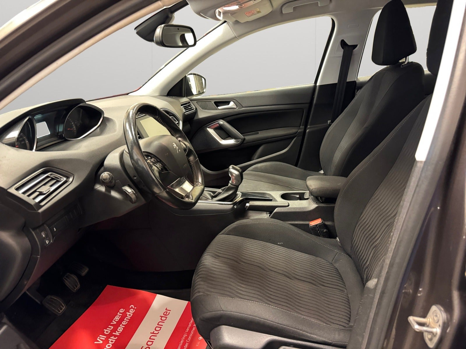 Grå Peugeot 308 fra 2015