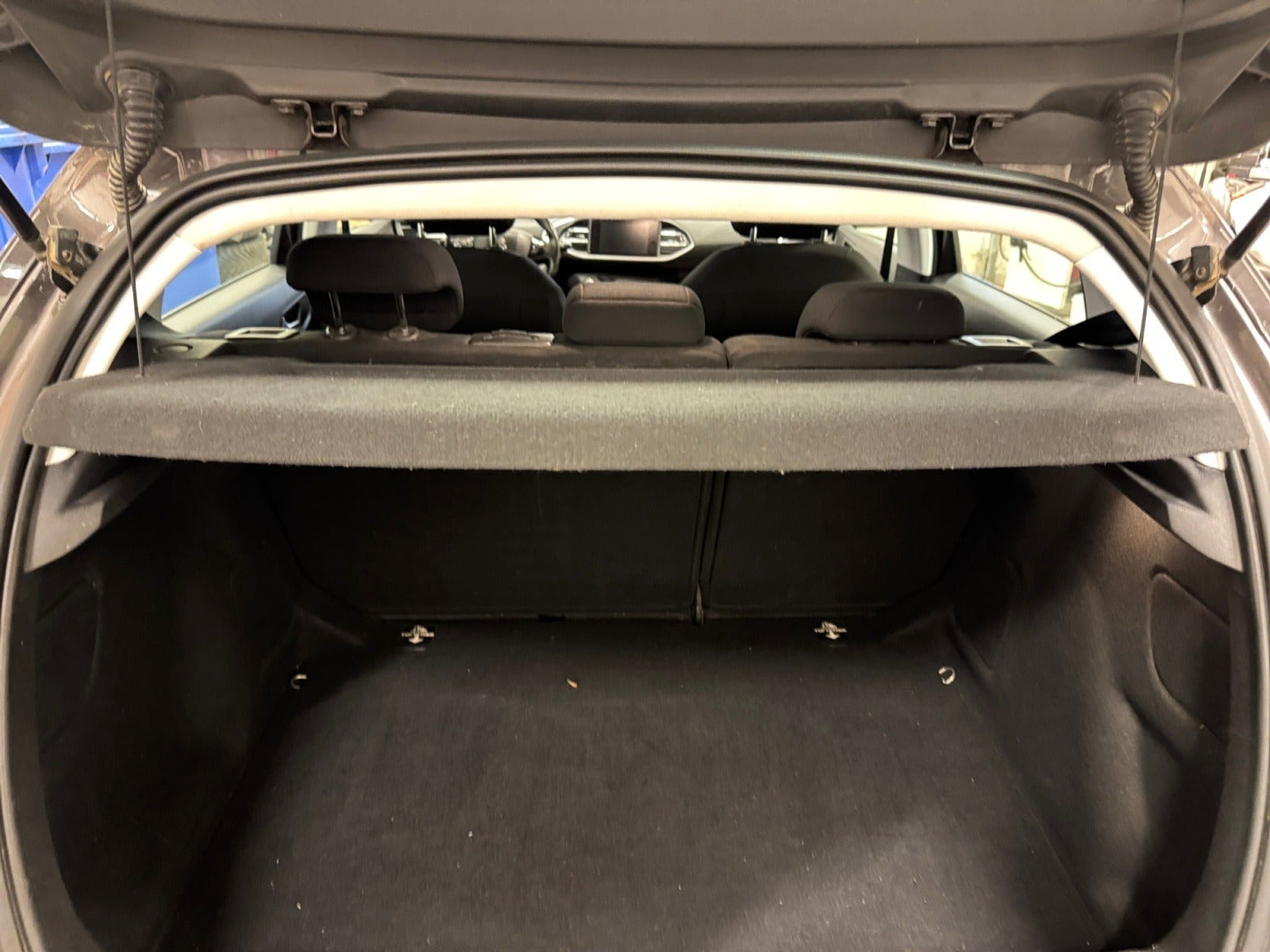 Grå Peugeot 308 fra 2015
