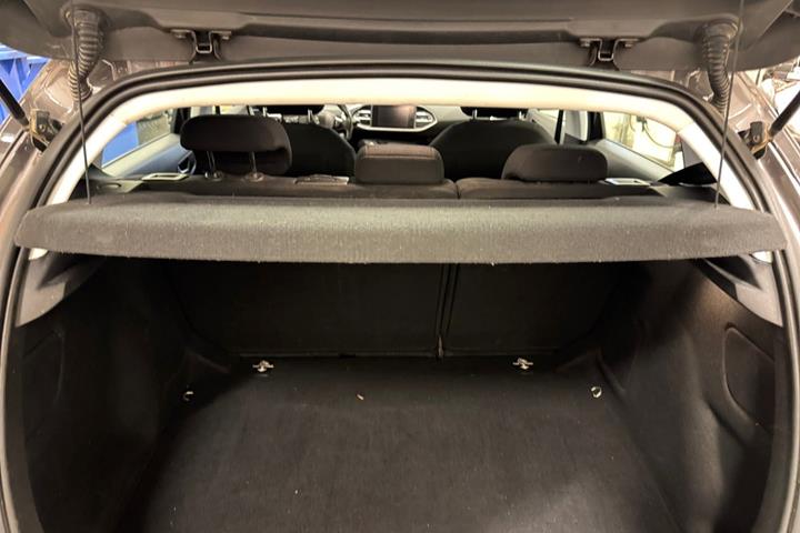 Grå Peugeot 308 fra 2015
