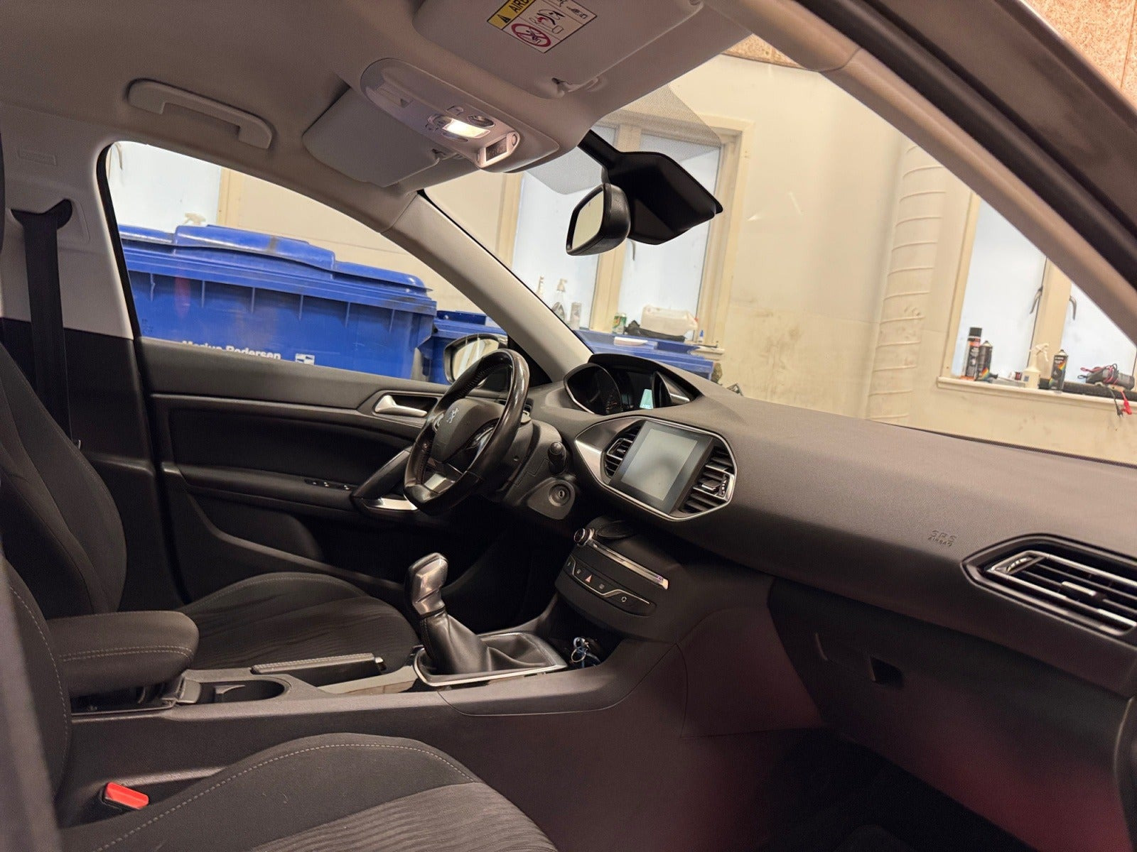 Grå Peugeot 308 fra 2015