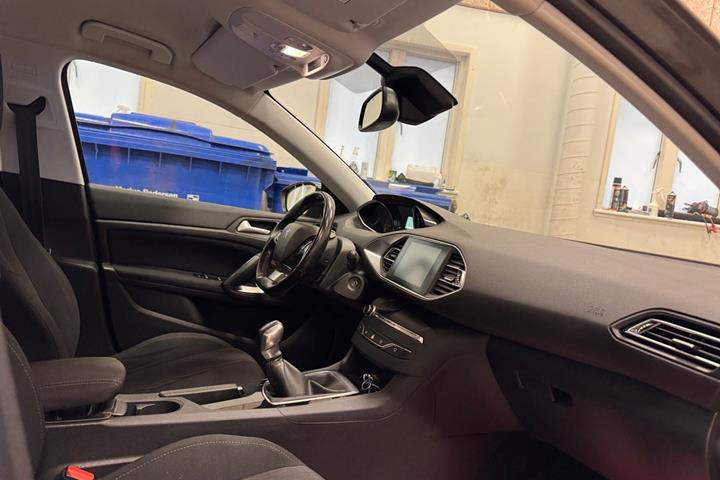 Grå Peugeot 308 fra 2015