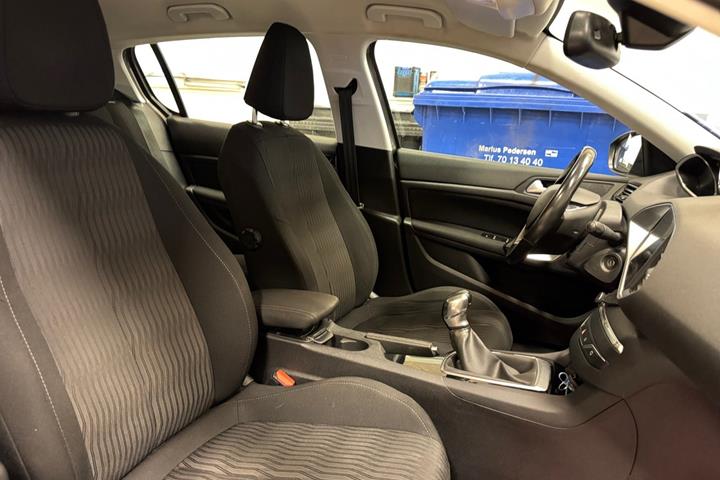 Grå Peugeot 308 fra 2015