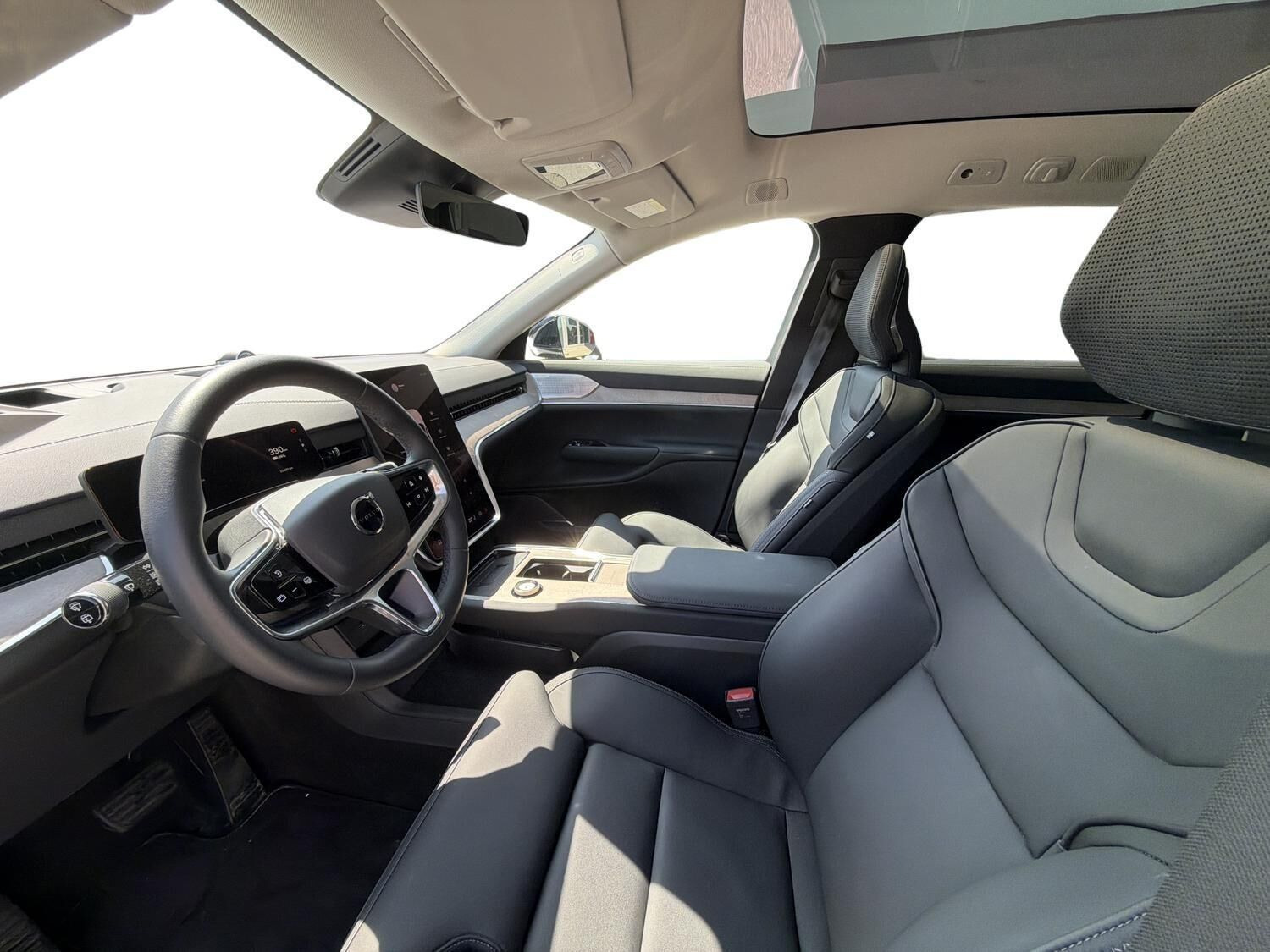 Hvid Volvo EX90 fra 2025