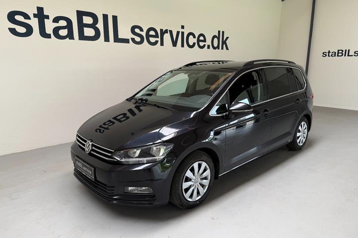 Sort VW Touran fra 2017 set udefra