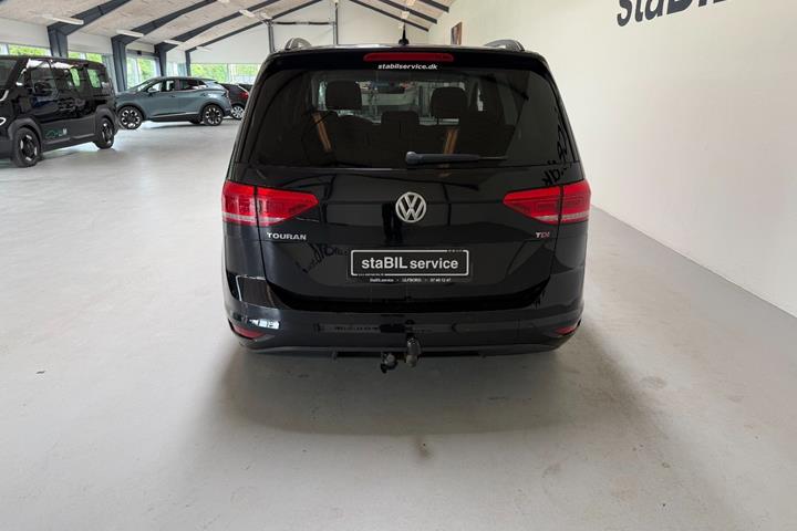 Sort VW Touran fra 2017