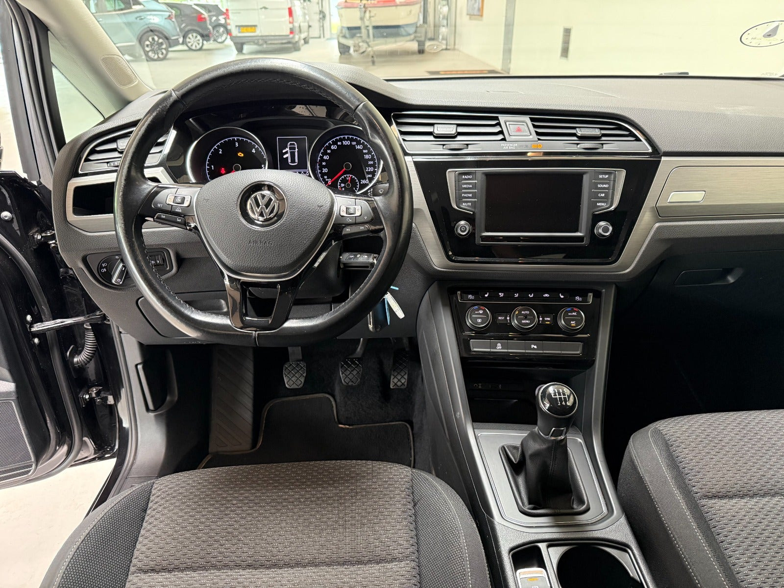 Sort VW Touran fra 2017
