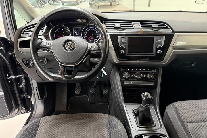 Sort VW Touran fra 2017