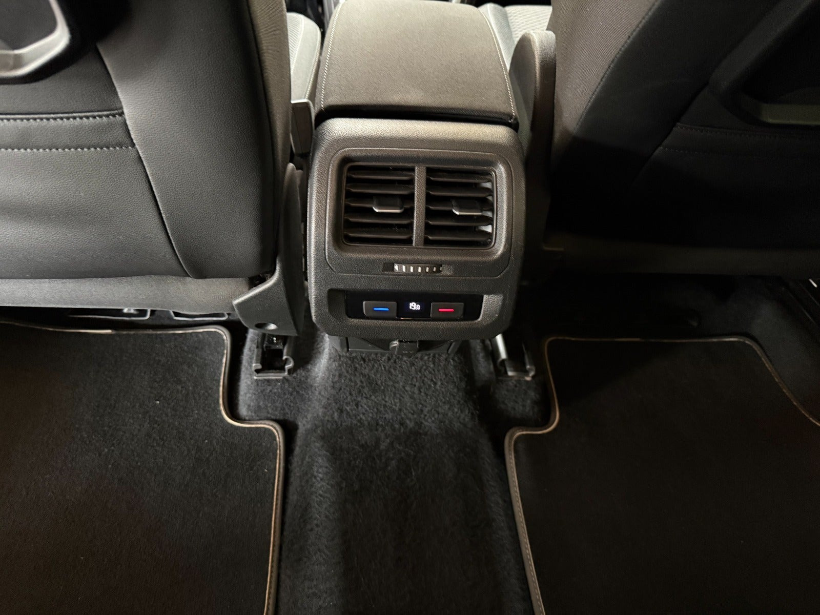 Sort VW Touran fra 2017