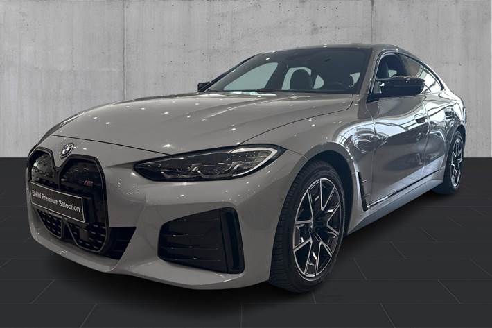 Grå BMW i4 fra 2024 set udefra