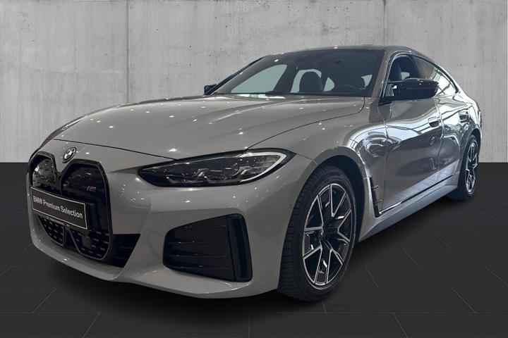 Grå BMW i4 fra 2024 set udefra
